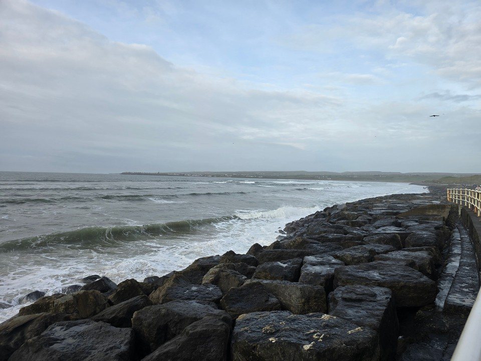 3ft with a light cross-shore breeze. 